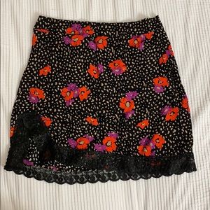 printed skirt.